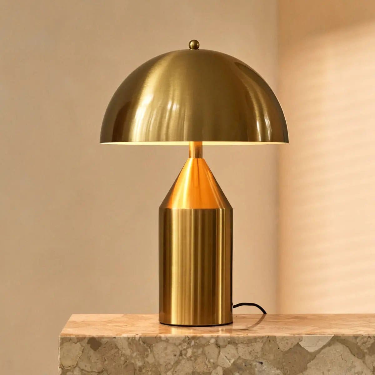 Lueur d’or – Lampe de dressoir en métal artisanale Otto Gold