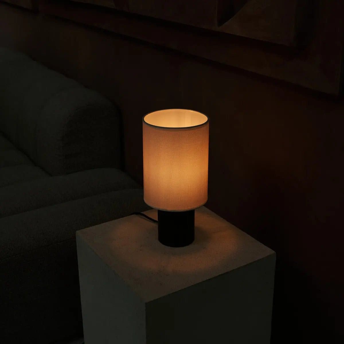 Kiko, création contemporaine – Lampe de table bois noir et lin beige neuve