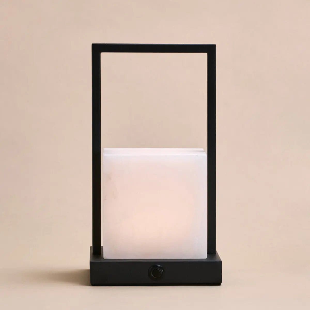 Nola Élégante – Lampe rechargeable en albâtre massif et métal noir (pièce neuve)