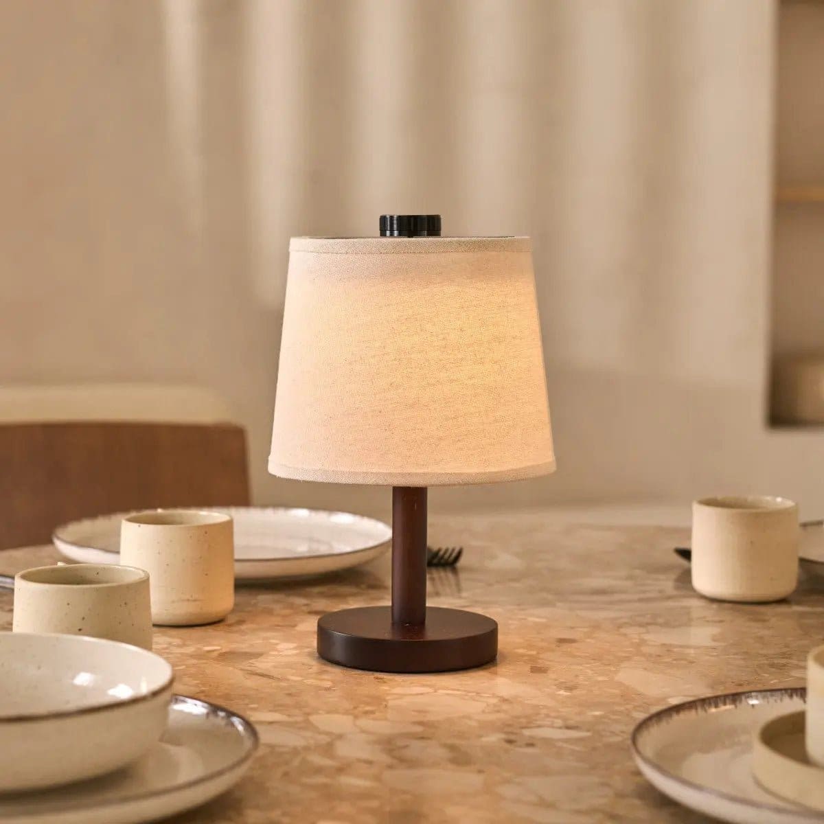 Lampe rechargeable Rover en bois d’hévéa marron foncé – Abat-jour en lin, sans fil et à intensité variable (pièce neuve)