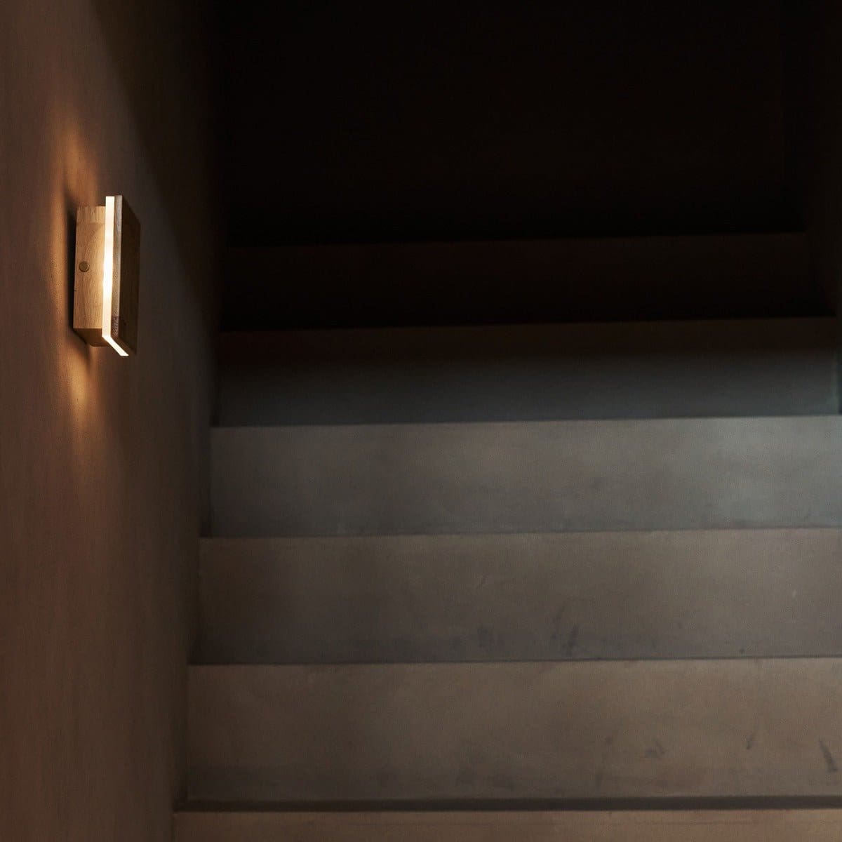 Lampe murale sans fil rechargeable en bois brun clair – Design minimaliste, dimmable et artisanal (pièce neuve)