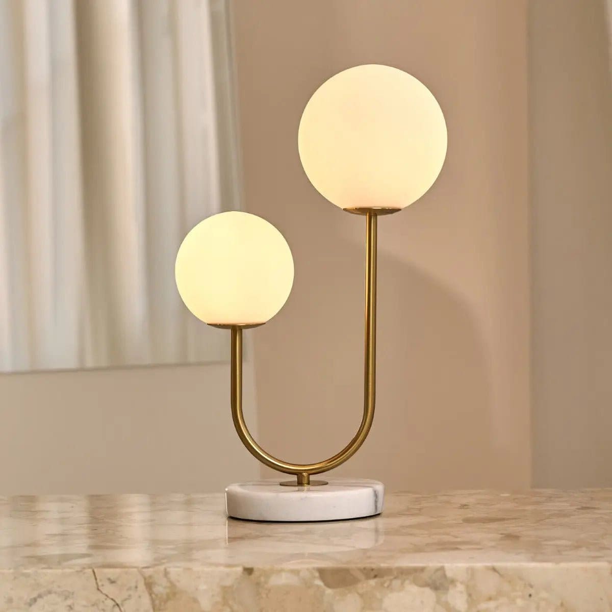 Duo Lumineux – Lampe de table Giorgia en marbre et métal doré, élégance moderne