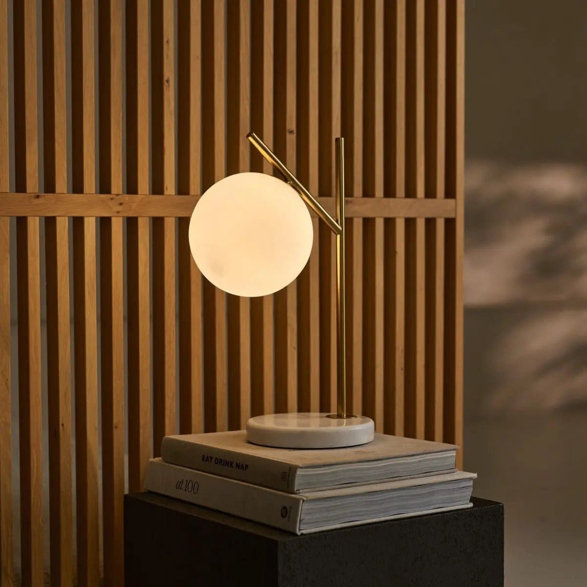 Pureté minérale – Lampe neuve Madison en marbre et métal avec globe en verre dépoli