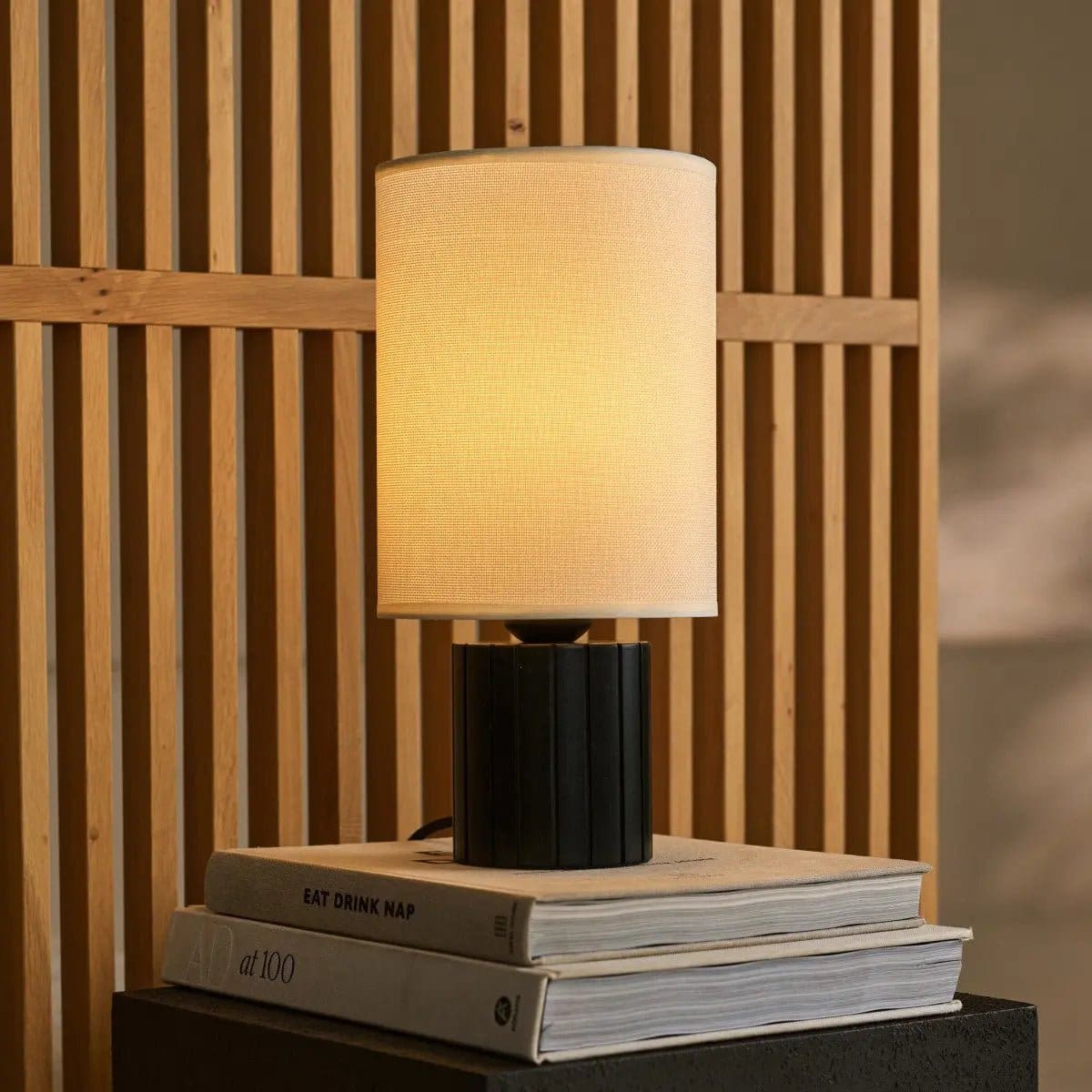 Kiko, création contemporaine – Lampe de table bois noir et lin beige neuve