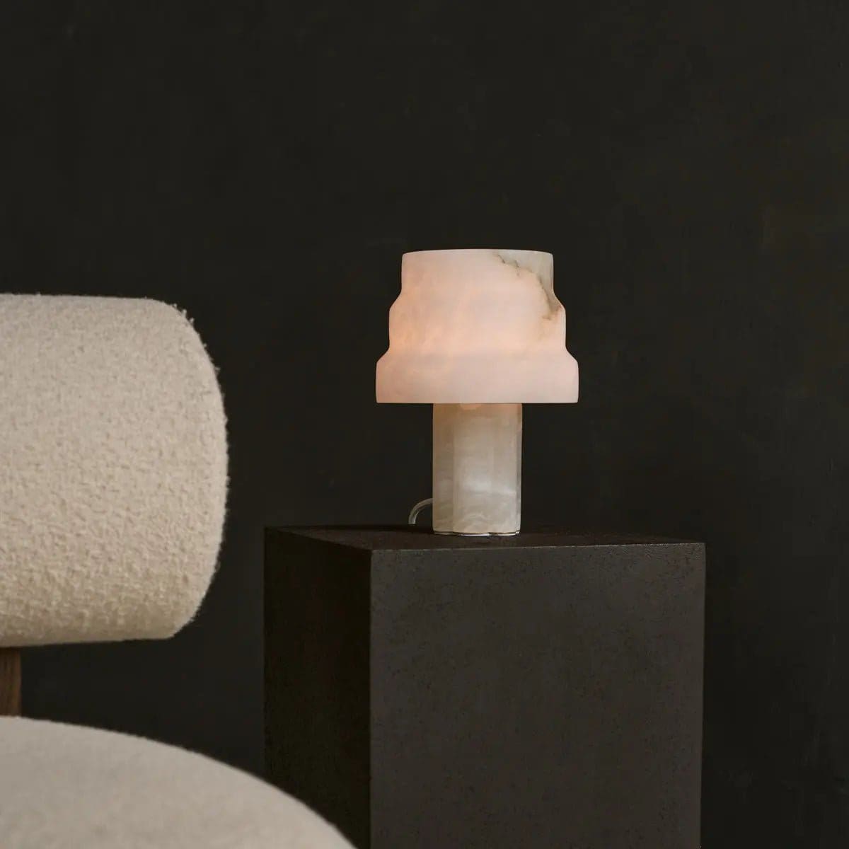 Lumière et Matière – Lampe Alessandra en albâtre naturel, design moderne et unique