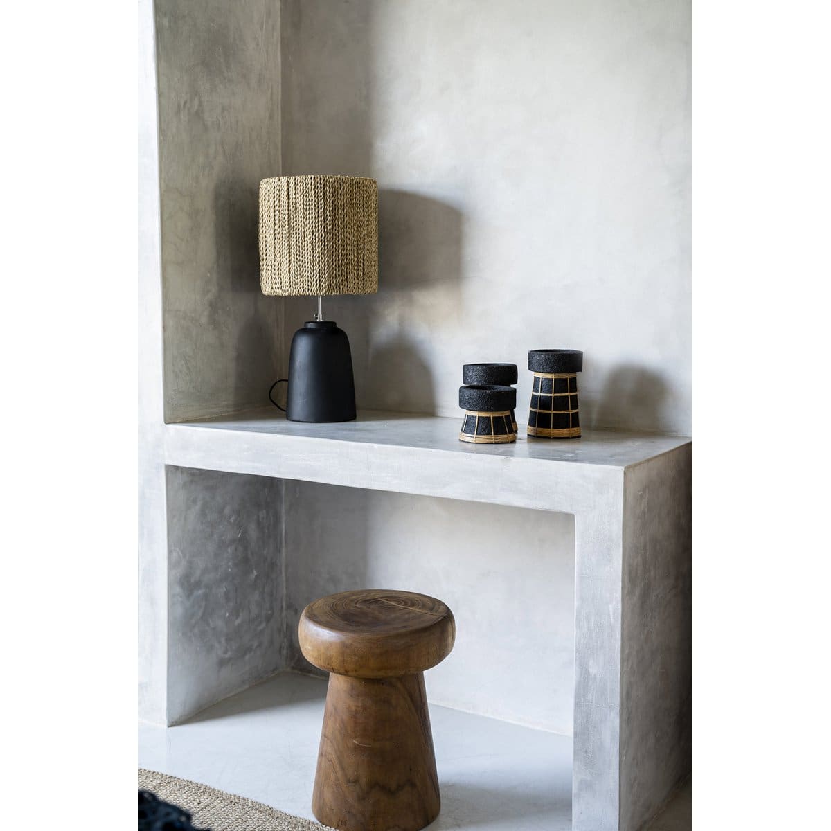 Lampe artisanale Chalki – Design contemporain en fibres végétales et céramique brute