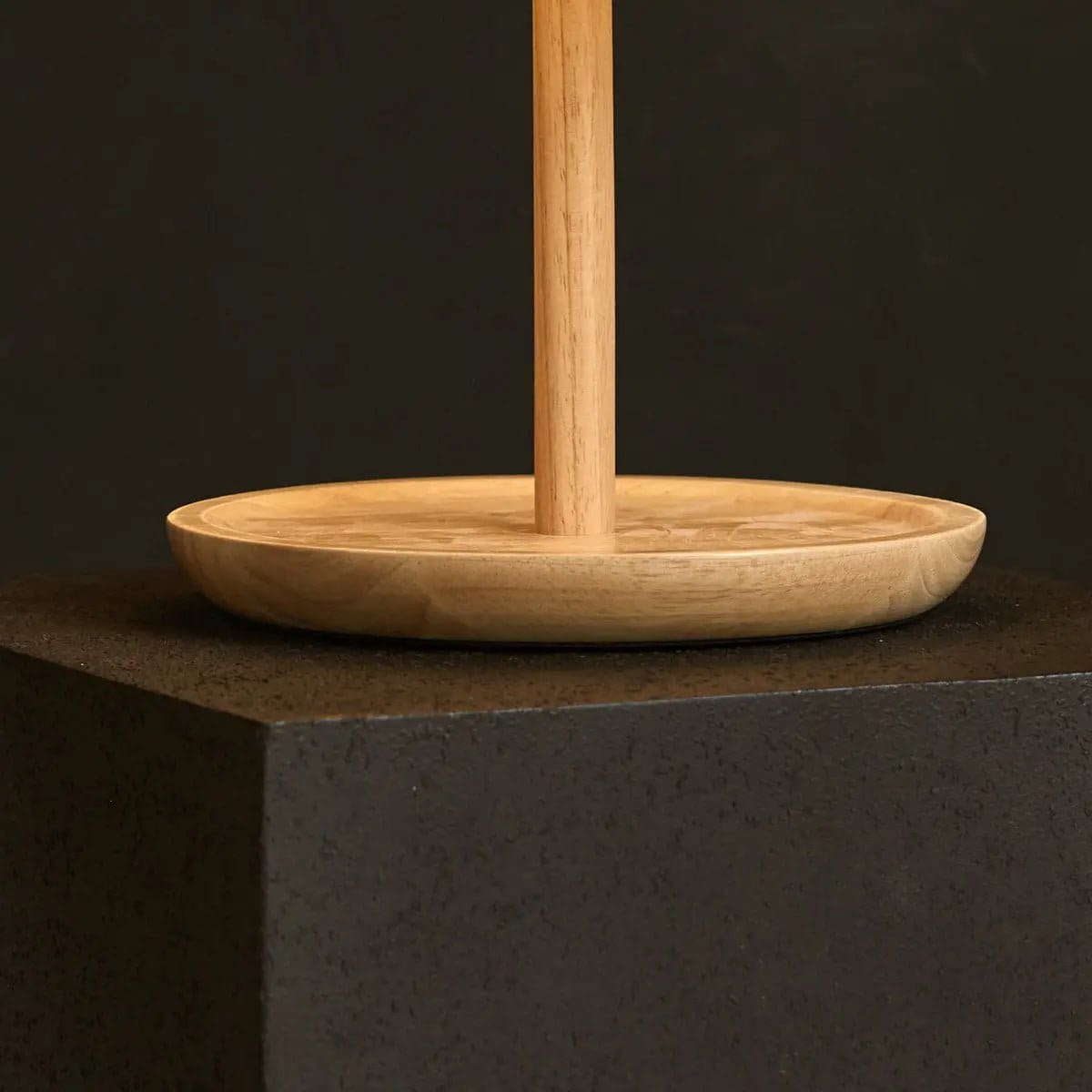 Lumière authentique – Lampe Emily avec base boisée et abat-jour crème (édition neuve)