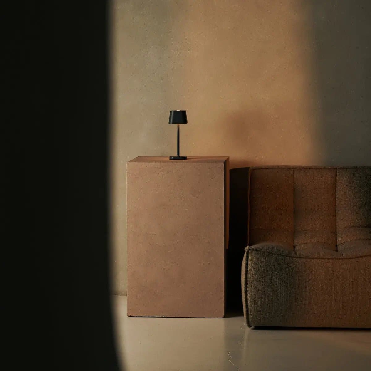 Sobriété et modernité – Lampe rechargeable en métal gris, création neuve Tavellio