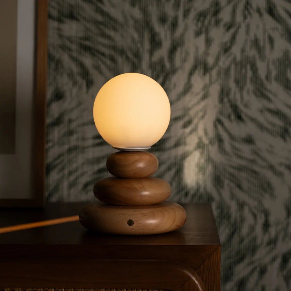 Lumière en Équilibre – Lampe rechargeable Isabella en bois caoutchouc et verre, design artisanal neuf