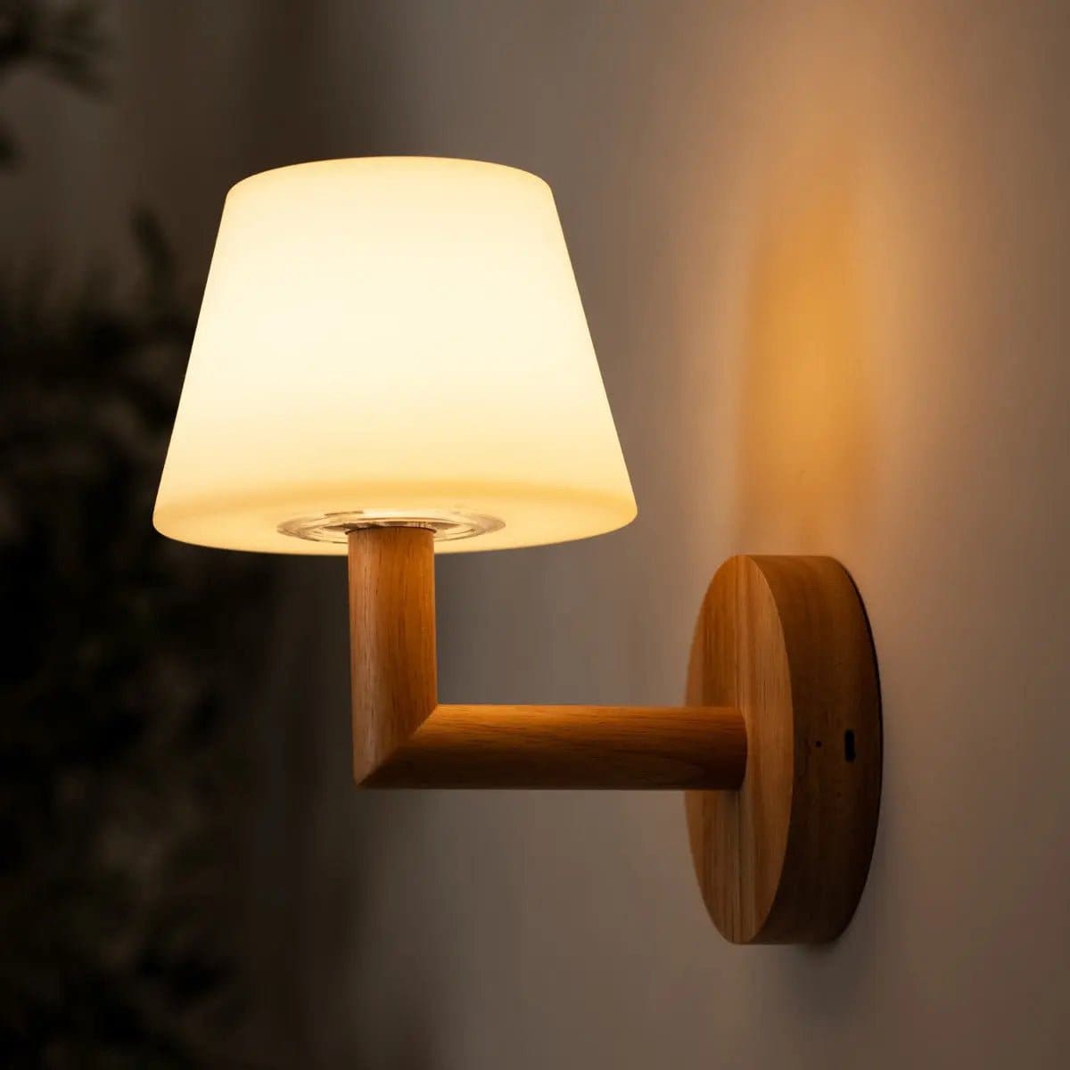 Lampe murale rechargeable TED en bois brun clair – Éclairage sans fil, dimmable et design artisanal (pièce neuve)