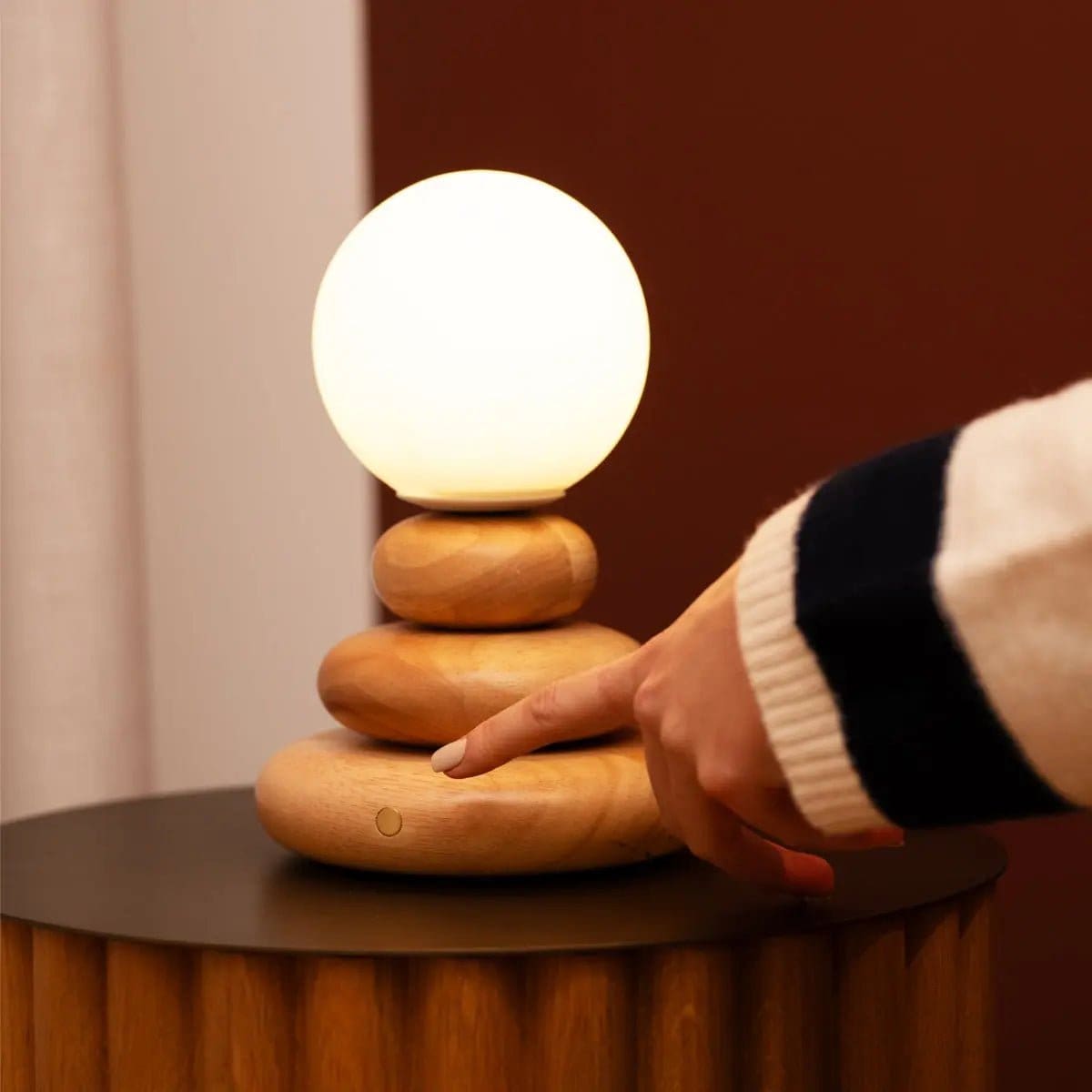 Lumière en Équilibre – Lampe rechargeable Isabella en bois caoutchouc et verre, design artisanal neuf
