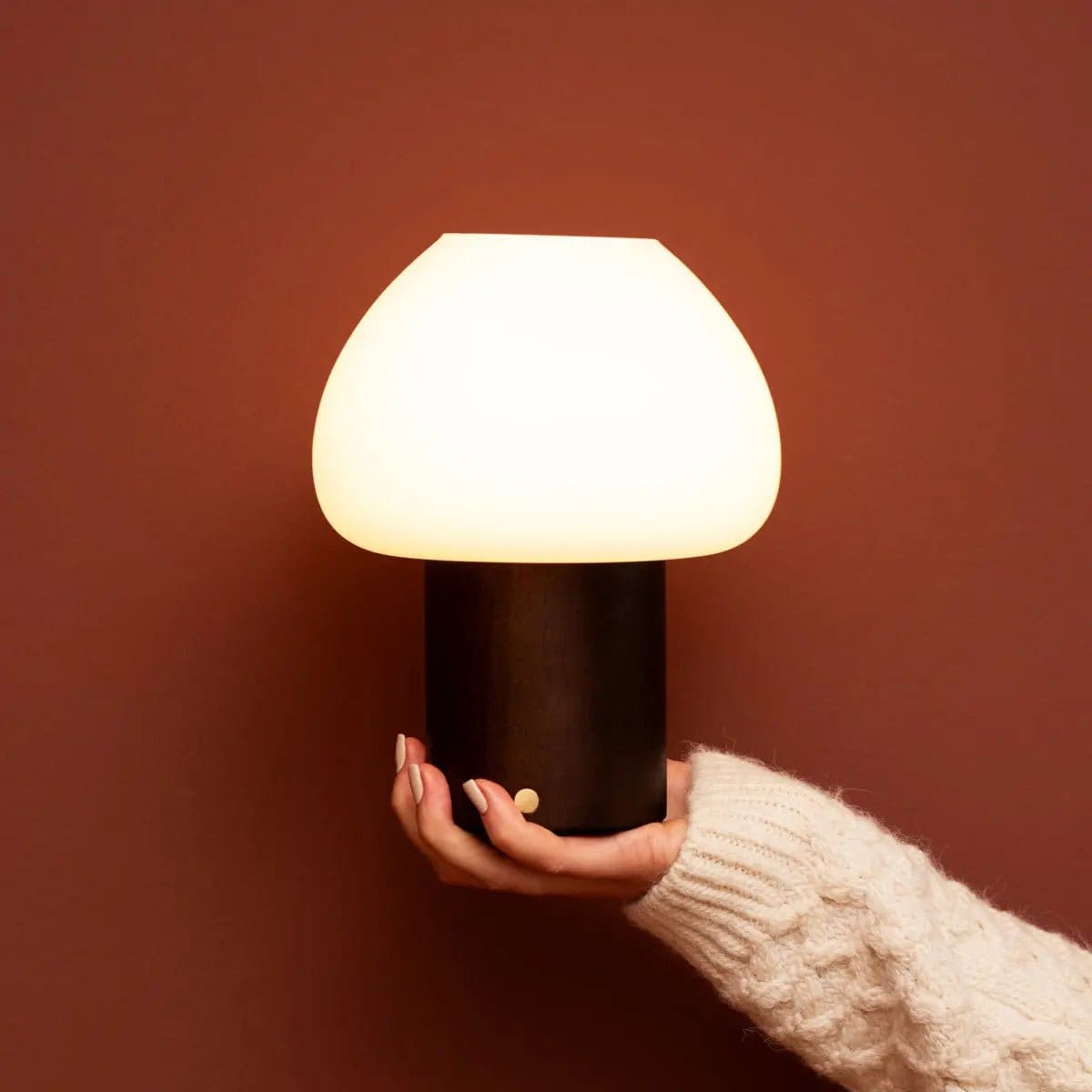 Fynn – Lampe rechargeable et dimmable en bois marron foncé et verre givré