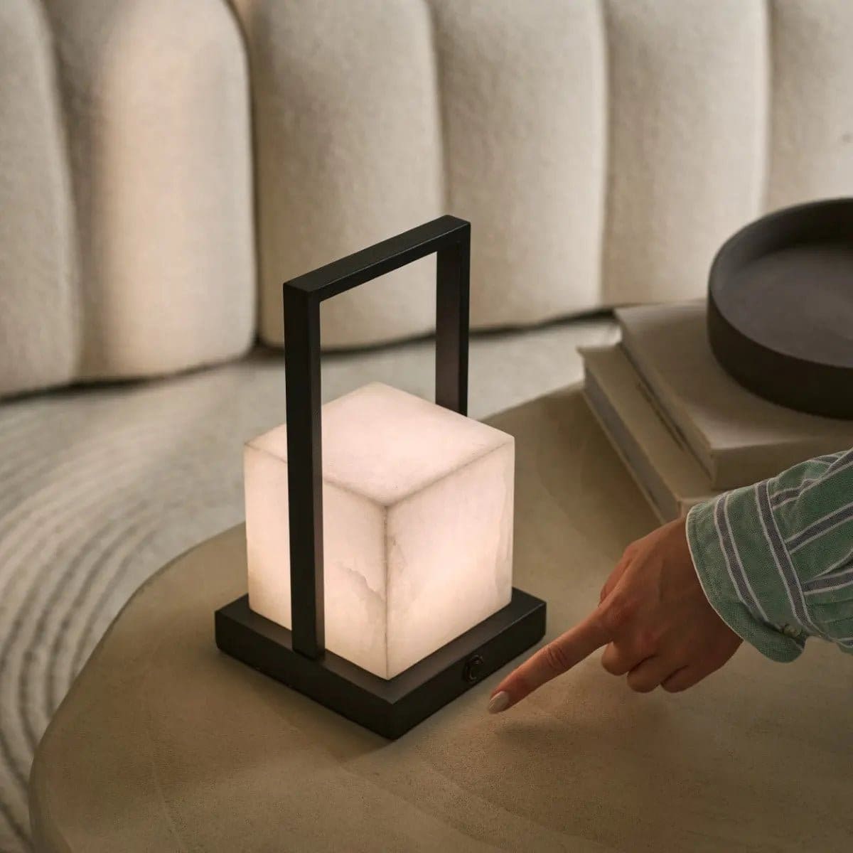 Nola Élégante – Lampe rechargeable en albâtre massif et métal noir (pièce neuve)