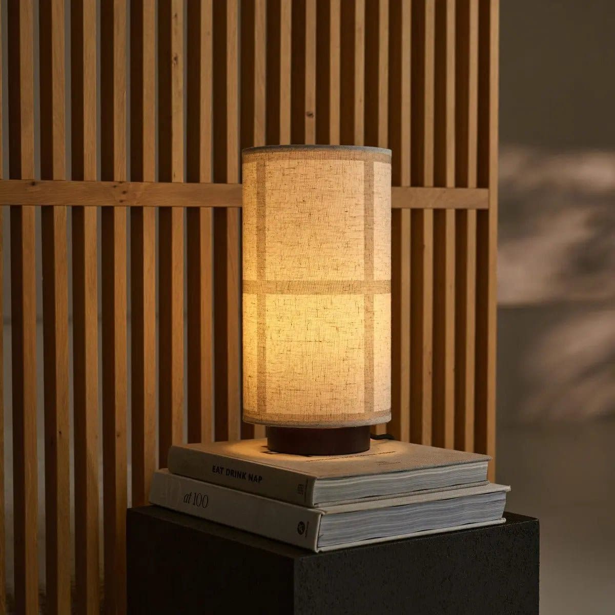 Sakura Élégance – Lampe neuve en bois brun foncé et lin naturel tissé
