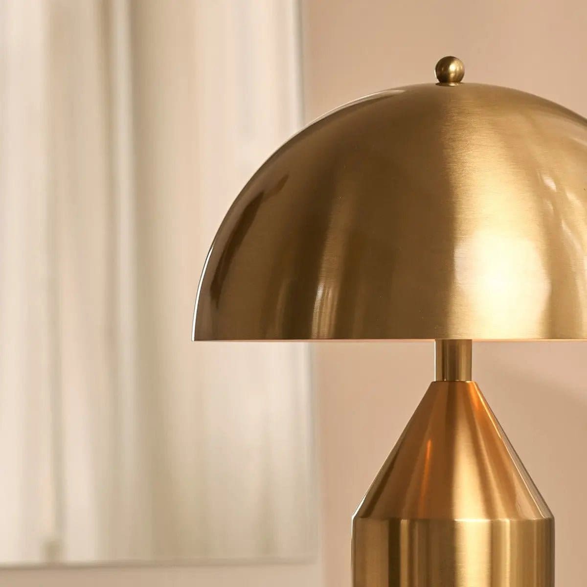 Lueur d’or – Lampe de dressoir en métal artisanale Otto Gold