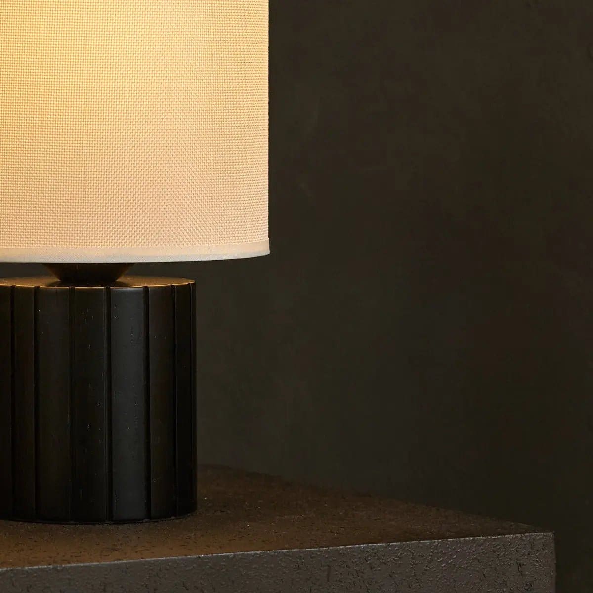Kiko, création contemporaine – Lampe de table bois noir et lin beige neuve