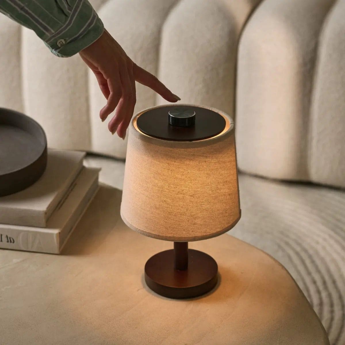 Lampe rechargeable Rover en bois d’hévéa marron foncé – Abat-jour en lin, sans fil et à intensité variable (pièce neuve)