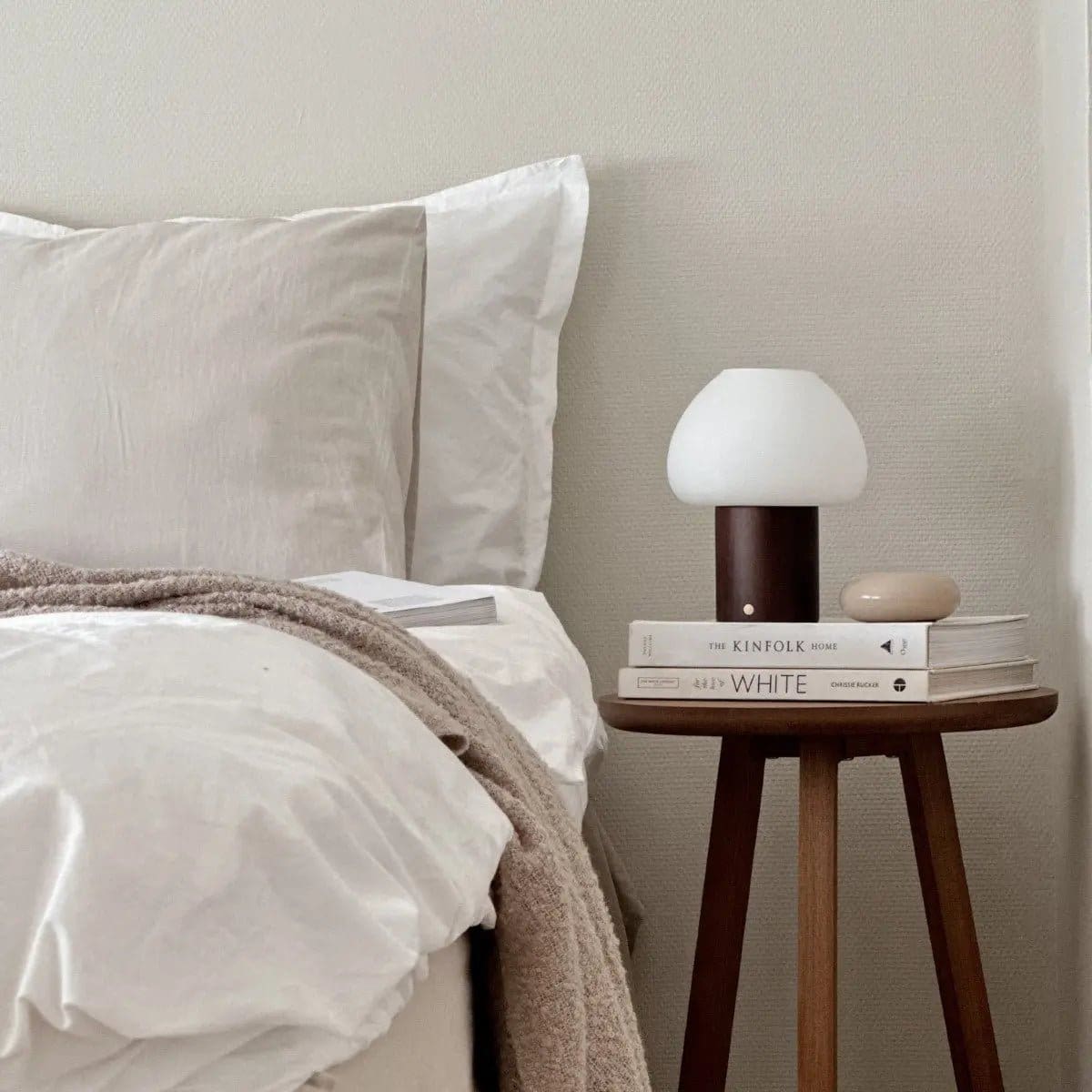 Fynn – Lampe rechargeable et dimmable en bois marron foncé et verre givré