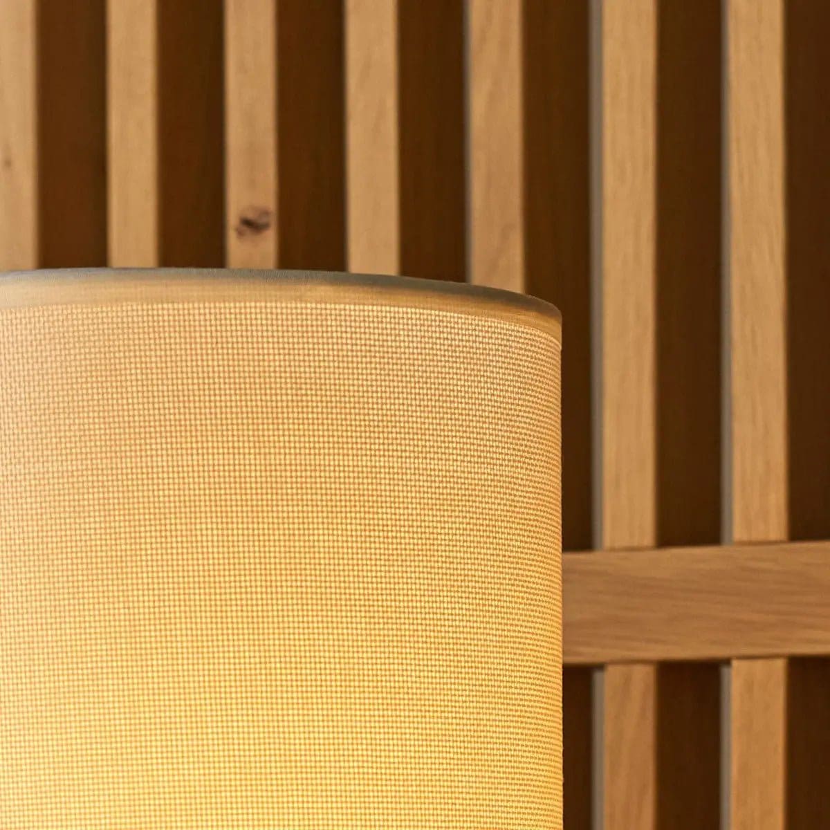 Kiko, création contemporaine – Lampe de table bois noir et lin beige neuve