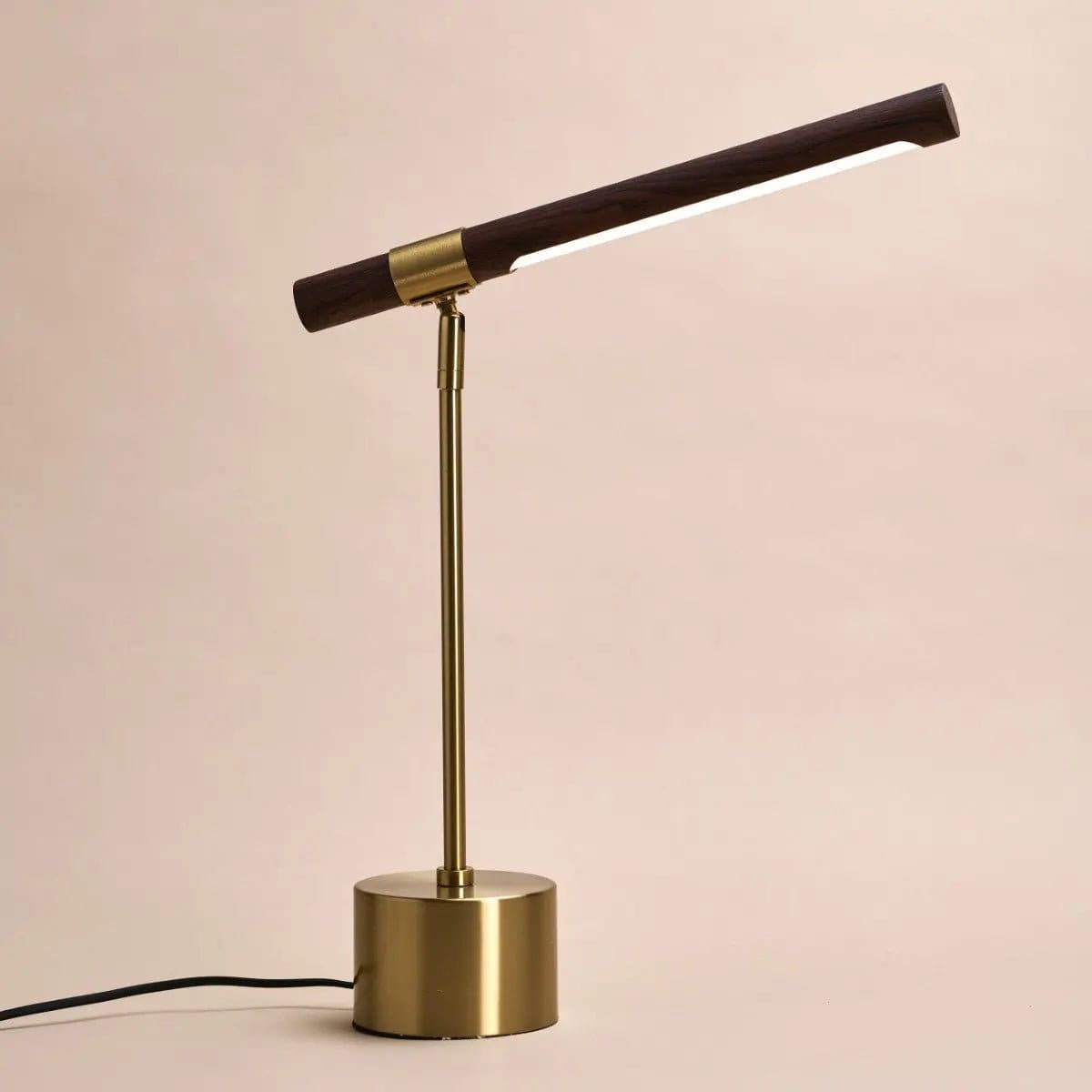 Élégance Nordique – Lampe Livia en métal doré et bois, LED réglable et design épuré