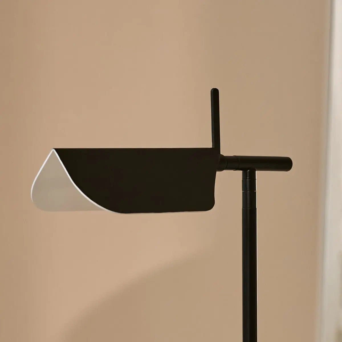 Élégance Nocturne – Lampe de commode Marcello en métal noir, ligne épurée
