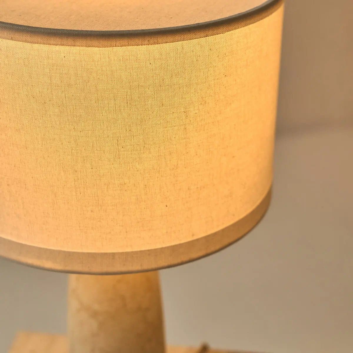 Élégance Minérale – Lampe à poser Charlotte en marbre naturel et coton beige