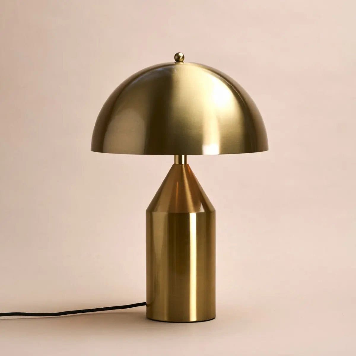 Lueur d’or – Lampe de dressoir en métal artisanale Otto Gold