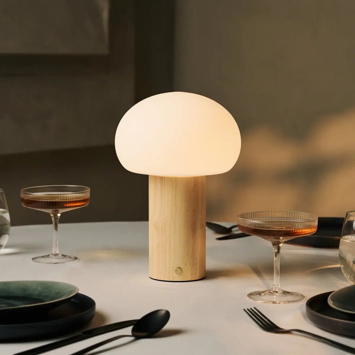 Élégance Nomade – Lampe Sam en bois naturel et verre, éclairage dimmable sans fil