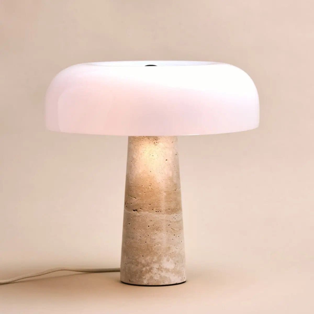 Lampe en travertin Emily – Design élégant fait à la main avec abat-jour en verre (pièce neuve)