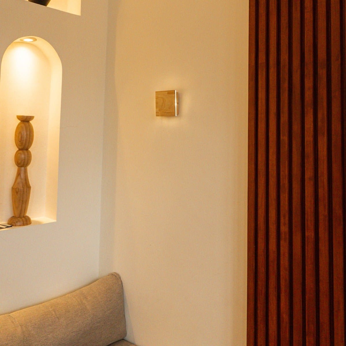 Lampe murale sans fil rechargeable en bois brun clair – Design minimaliste, dimmable et artisanal (pièce neuve)