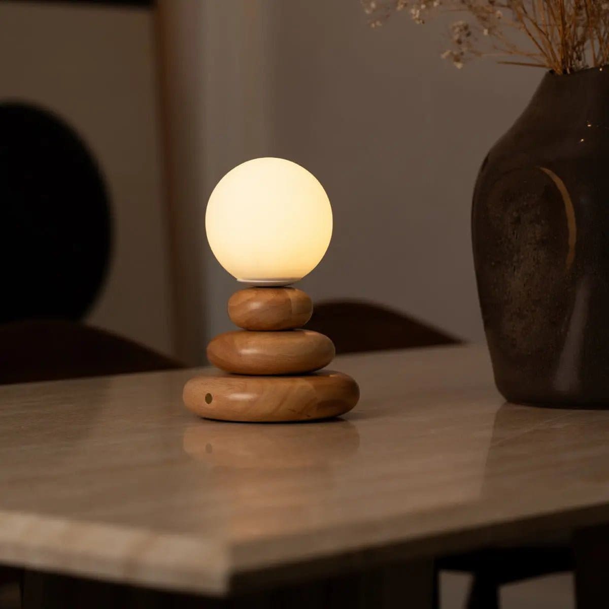 Lumière en Équilibre – Lampe rechargeable Isabella en bois caoutchouc et verre, design artisanal neuf