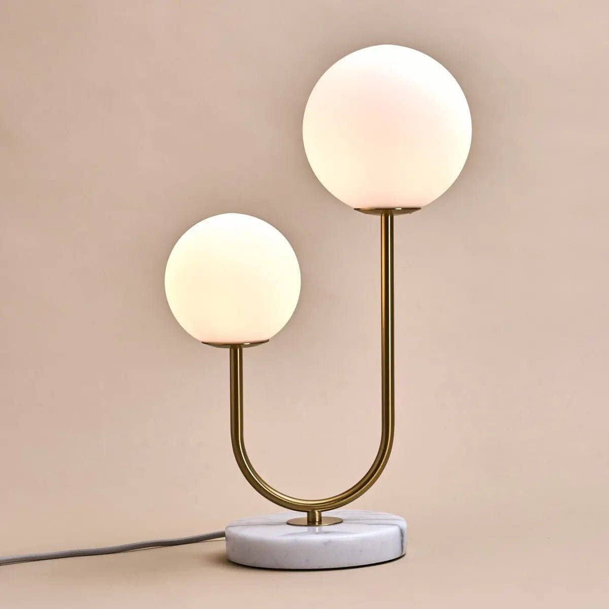 Duo Lumineux – Lampe de table Giorgia en marbre et métal doré, élégance moderne