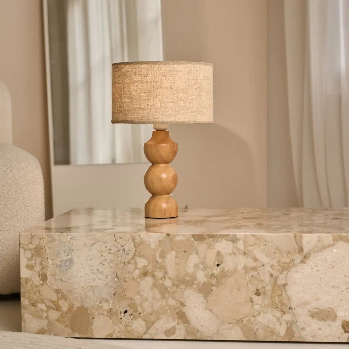 Jeux de Formes – Lampe Oliver en bois naturel et lin beige, charme intemporel