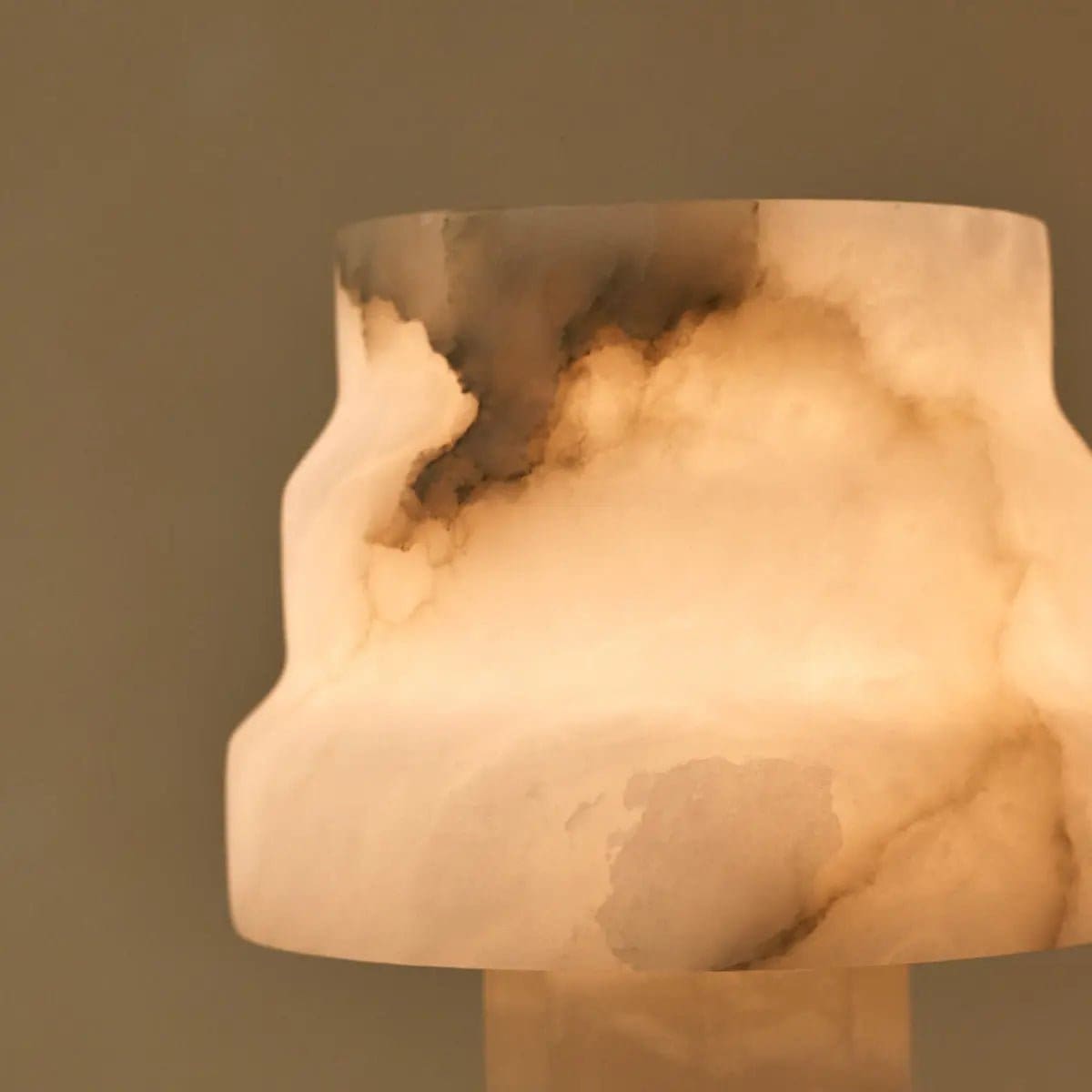 Lumière et Matière – Lampe Alessandra en albâtre naturel, design moderne et unique