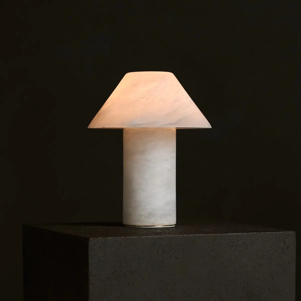 Élégance Translucide – Lampe de table Eleonora en albâtre, éclat raffiné et fabrication artisanale