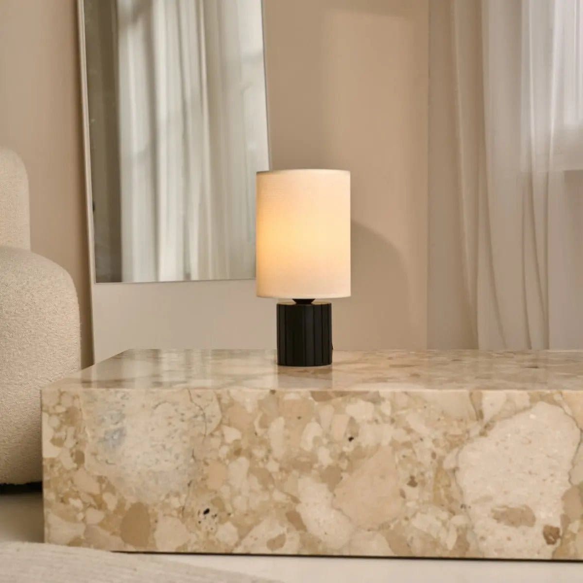 Kiko, création contemporaine – Lampe de table bois noir et lin beige neuve