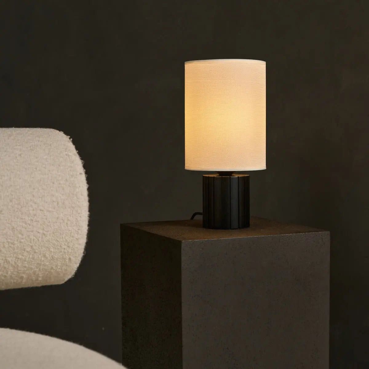 Kiko, création contemporaine – Lampe de table bois noir et lin beige neuve