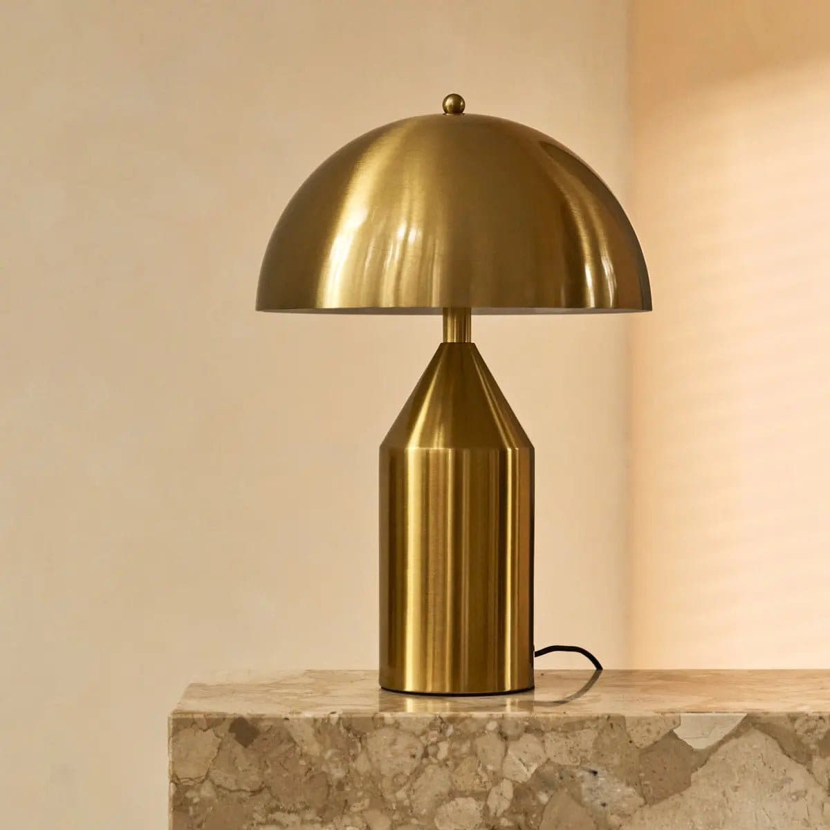 Lueur d’or – Lampe de dressoir en métal artisanale Otto Gold