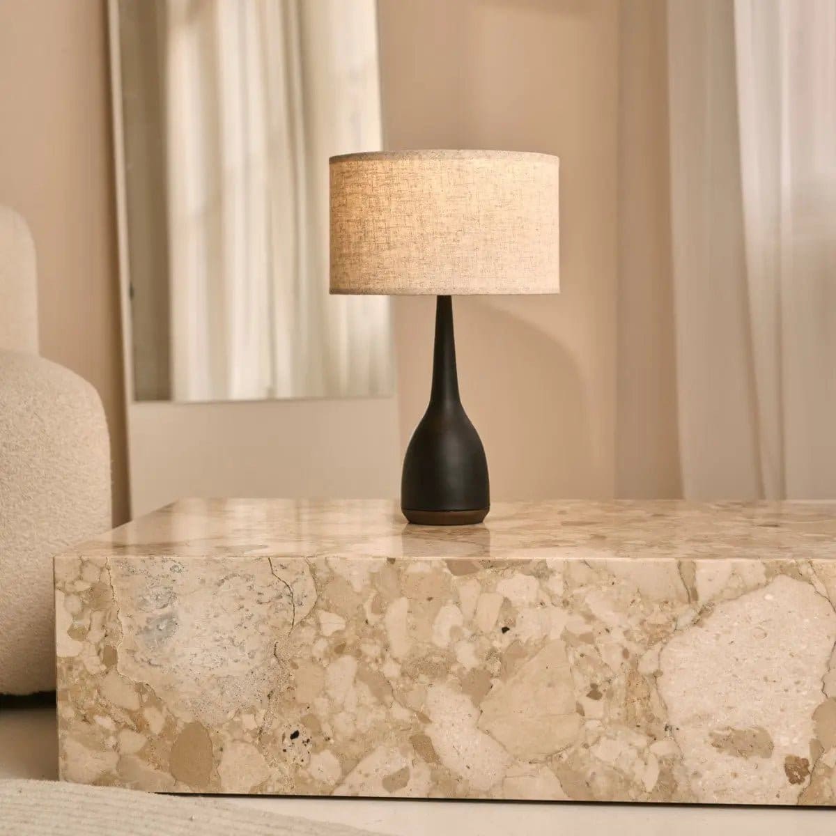 Lampe Jacob noire avec abat-jour beige – Éclairage élégant et chaleureux (pièce neuve)