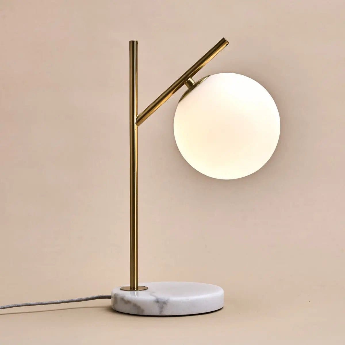 Pureté minérale – Lampe neuve Madison en marbre et métal avec globe en verre dépoli