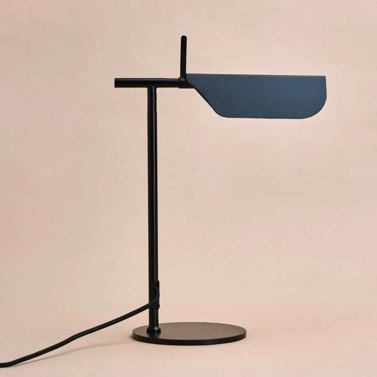Élégance Nocturne – Lampe de commode Marcello en métal noir, ligne épurée