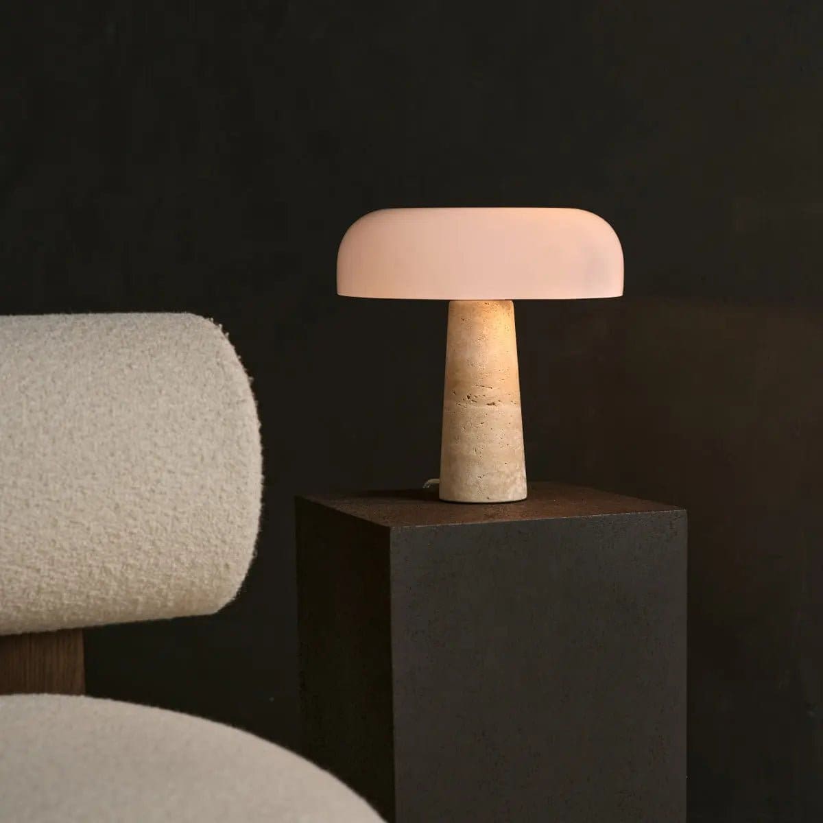 Lampe en travertin Emily – Design élégant fait à la main avec abat-jour en verre (pièce neuve)