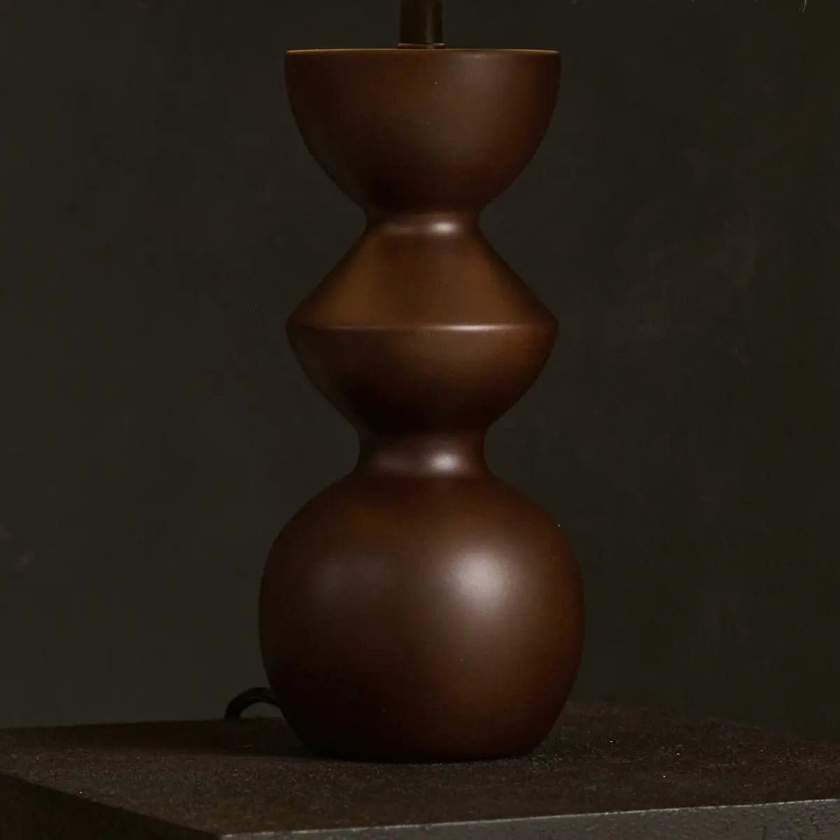 Lampe de table en bois brun foncé Kai – Abat-jour sable, création artisanale neuve