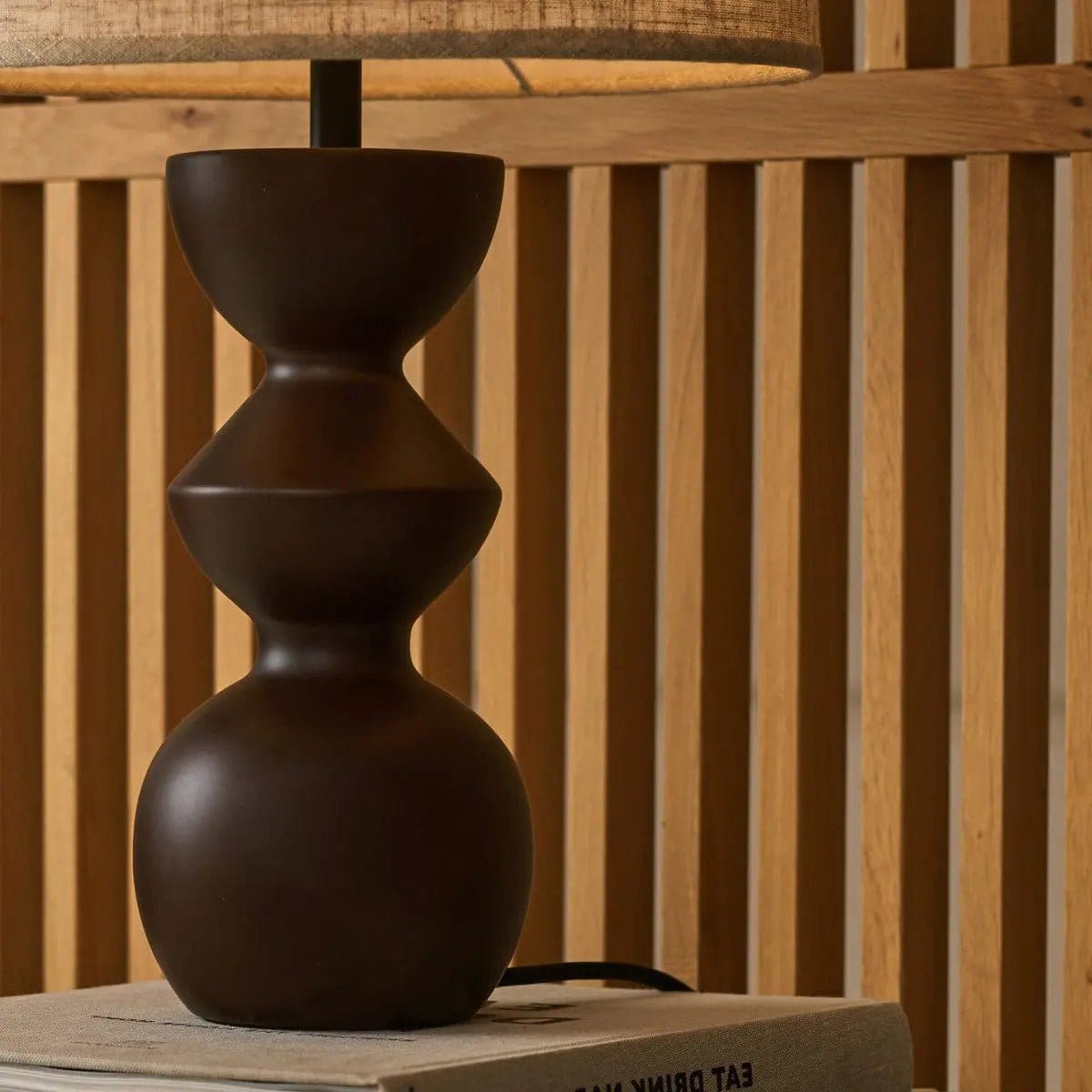 Lampe de table en bois brun foncé Kai – Abat-jour sable, création artisanale neuve