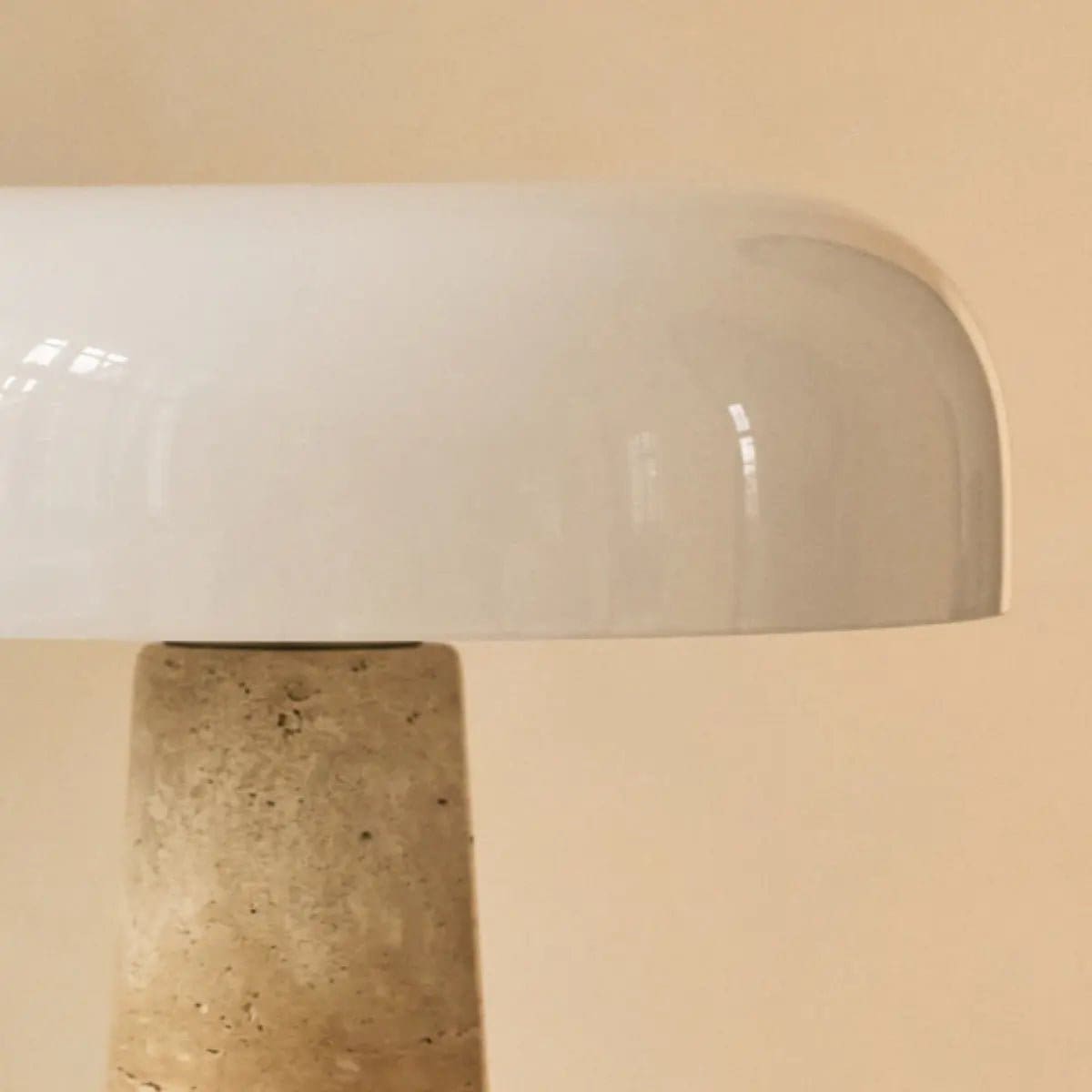 Lampe en travertin Emily – Design élégant fait à la main avec abat-jour en verre (pièce neuve)