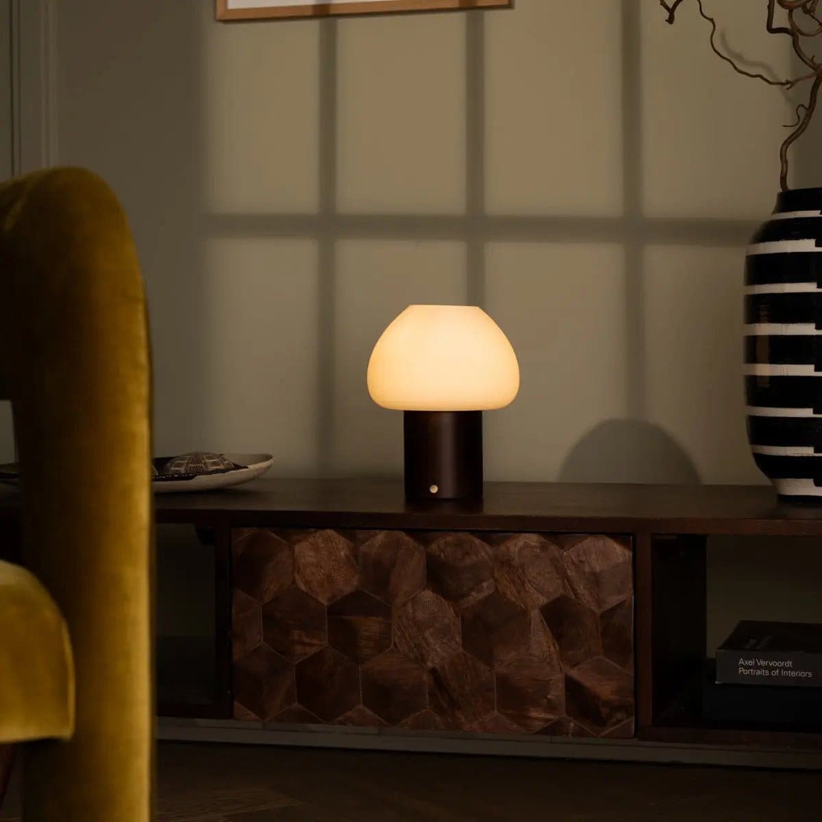 Fynn – Lampe rechargeable et dimmable en bois marron foncé et verre givré
