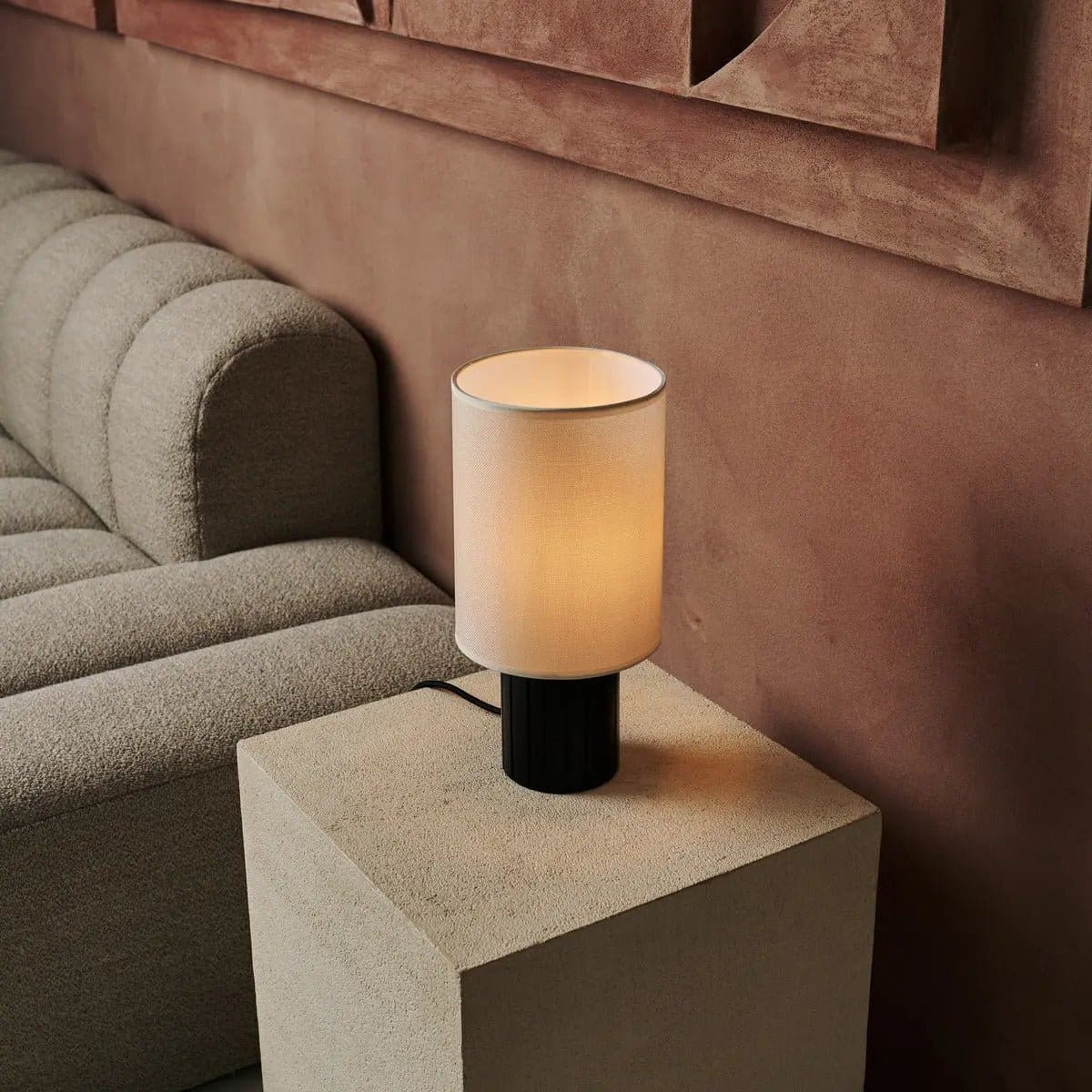 Kiko, création contemporaine – Lampe de table bois noir et lin beige neuve