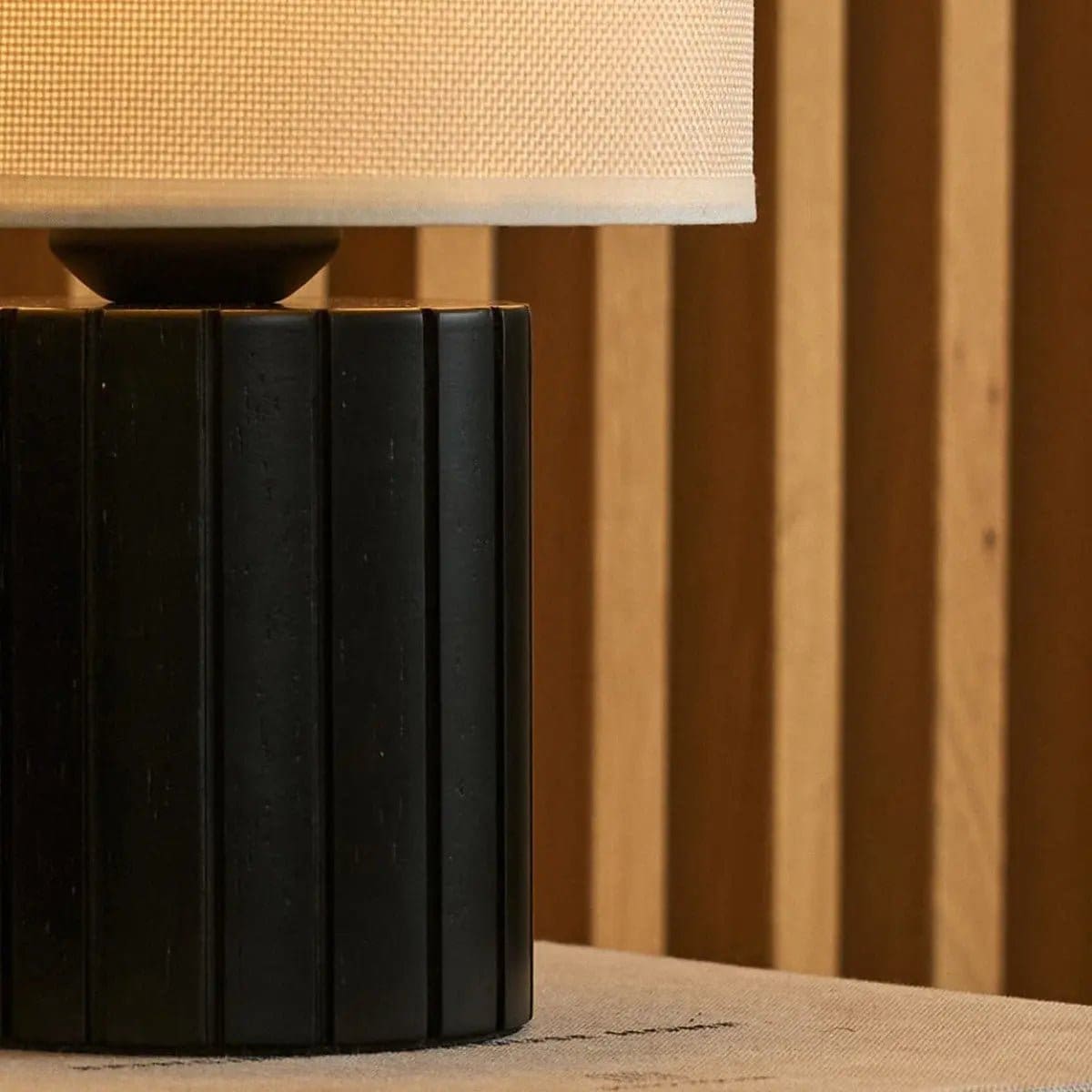 Kiko, création contemporaine – Lampe de table bois noir et lin beige neuve