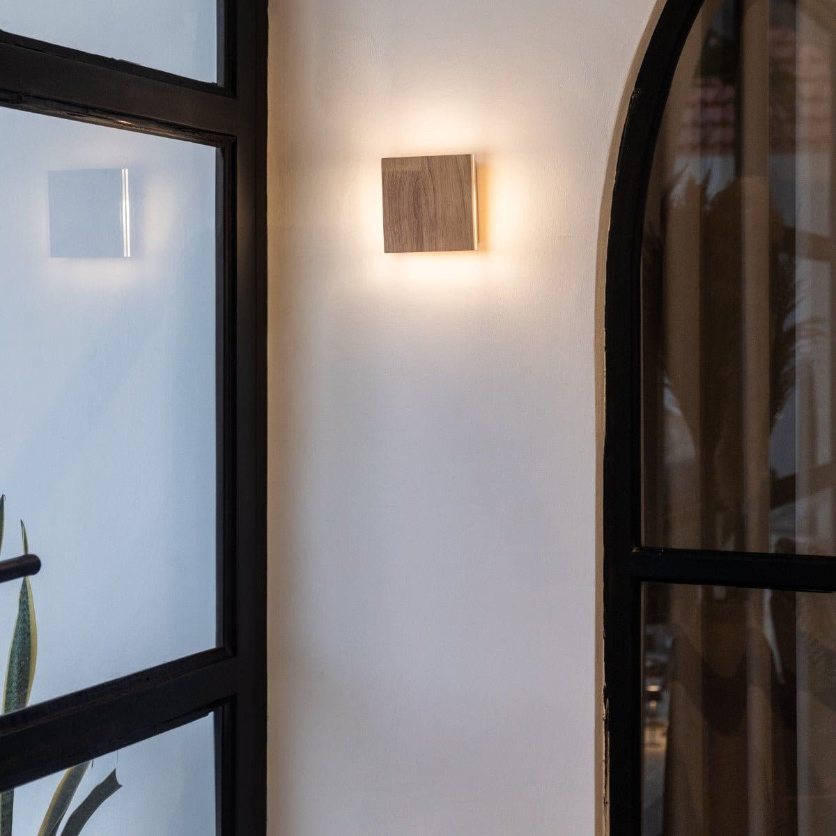 Lampe murale sans fil rechargeable en bois brun clair – Design minimaliste, dimmable et artisanal (pièce neuve)