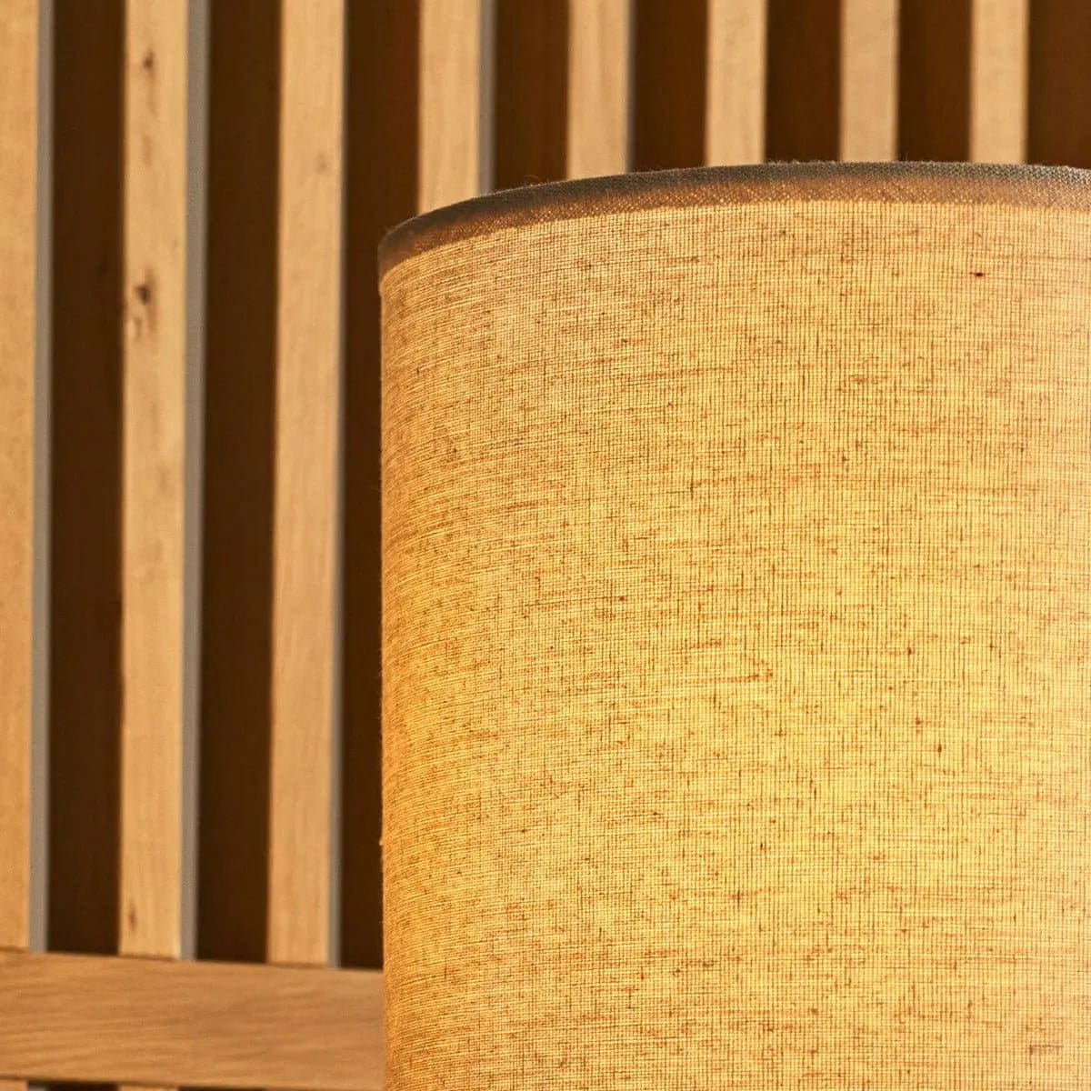 Lampe à table en bois brun foncé Lara avec nuance de lin à crème – Éclairage de la maison rustique